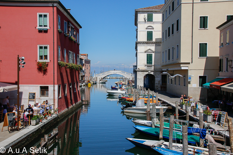 Canon EOS 7D Mark II; 18-200mm; 28 mm; 