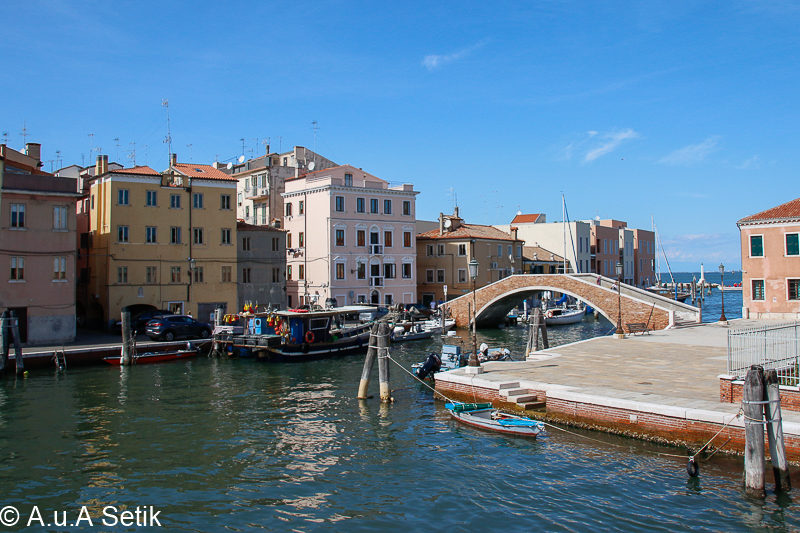 Canon EOS 7D Mark II; 18-200mm; 18 mm; 